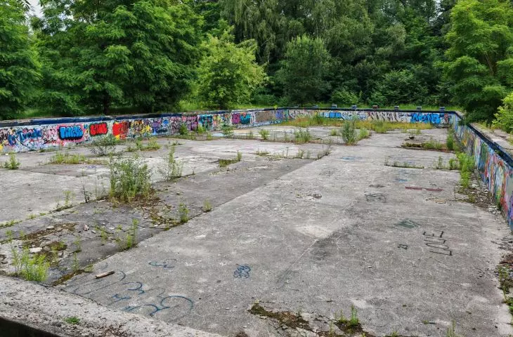Zrujnowany basen OSIR 