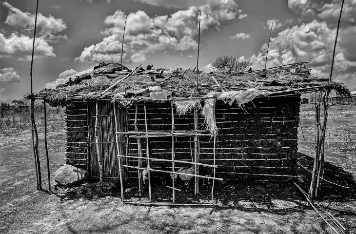 tymczasowe schronienie i jego wnętrze w Cabo Delgado (Mozambik)