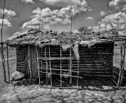 tymczasowe schronienie i jego wnętrze w Cabo Delgado (Mozambik)