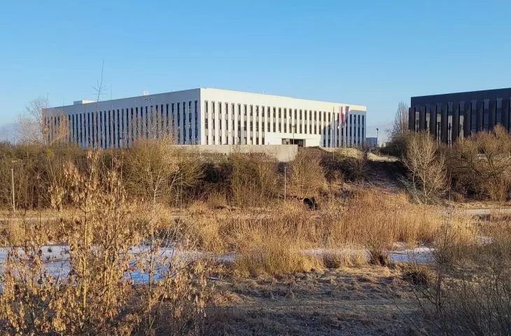 pośrodku budynek Wydziałów: Architektury i Inżynierii Środowiska Politechniki Poznańskiej (2020), po prawej nowy rektorat (2025)