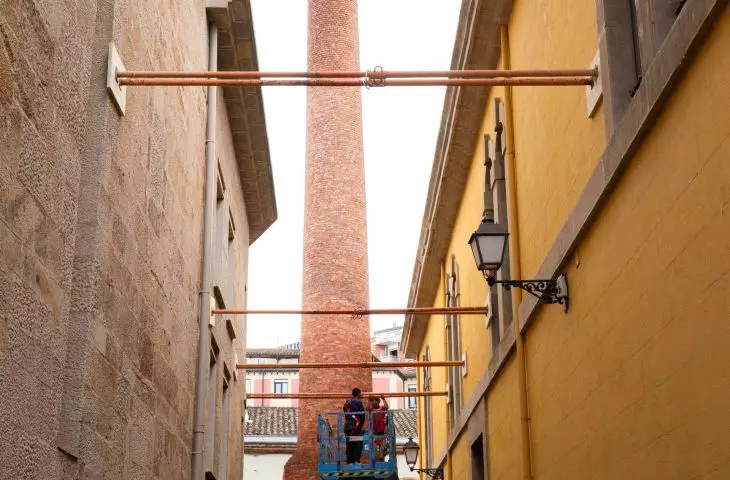 instalacja opiera się na stalowych rozporach pracujących na docisk — bez ani jednego kotwienia w zabytkowych murach