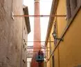 instalacja opiera się na stalowych rozporach pracujących na docisk — bez ani jednego kotwienia w zabytkowych murach