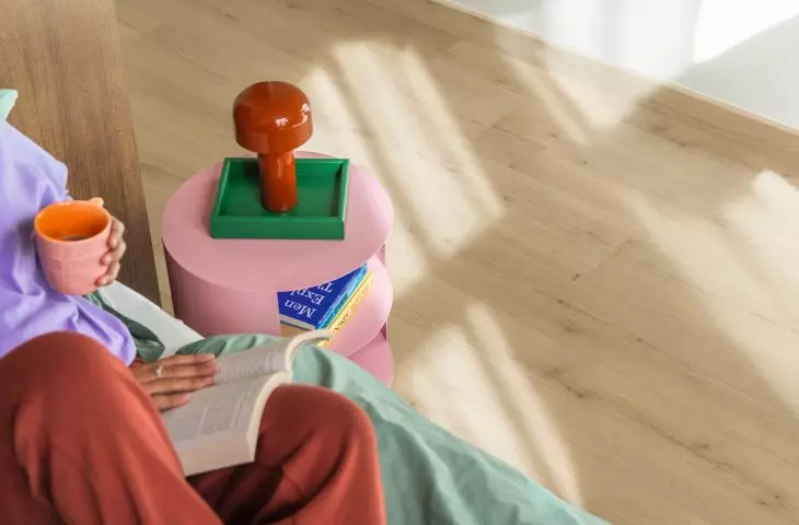 Retro style favors items with character: even a small table, a lamp, or a piece of pottery can set the mood of a room