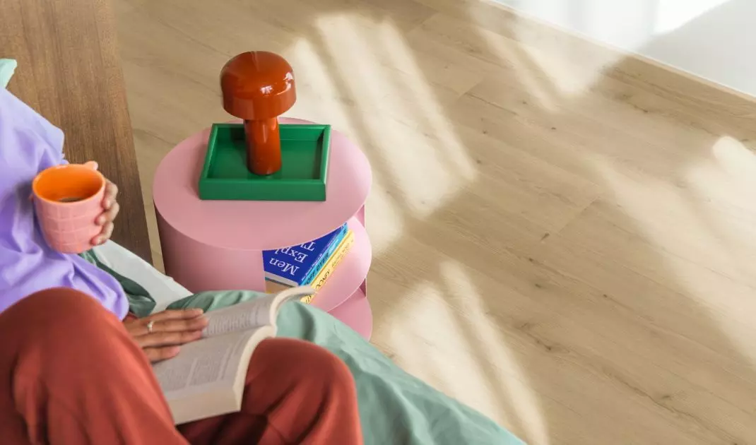 Retro style favors items with character: even a small table, a lamp, or a piece of pottery can set the mood of a room