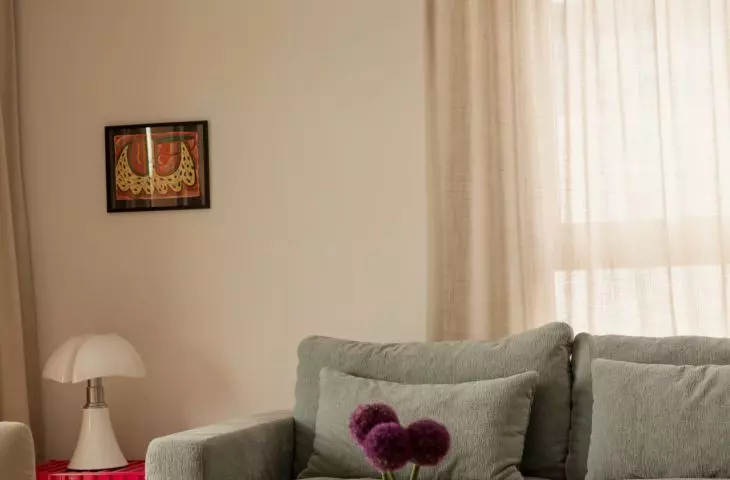 The living room remains bright and cozy, but thanks to its colorful details, it doesn't lose any of its energy