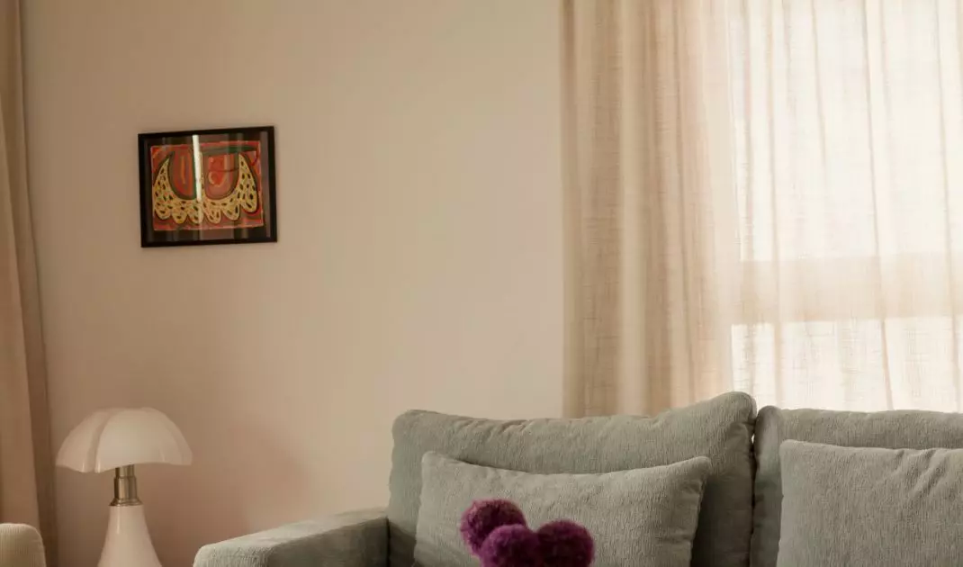 Salon pozostaje jasny i przytulny, ale dzięki kolorowym detalom nie traci energii