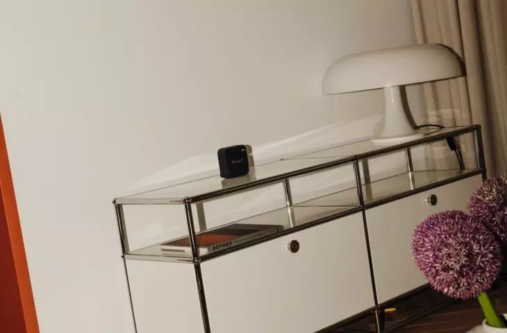 The chrome-plated dresser and soft lighting lend the living room a calmer, more elegant atmosphere