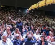 symbolicznym początkiem kongresu miało być dostarczenie przez żurawia kieliszka pani Reginie Gonthier, prezydentce UIA