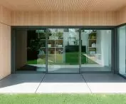 Drzwi podnoszono-przesuwne Schüco LivIngSlide Panorama z napędem elektrycznym ukrytym w ultrawąskich profilach