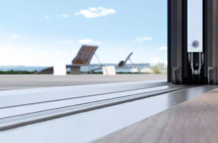 Zlicowany z posadzką próg zerowy w drzwiach podnoszono-przesuwnych Schüco LivIngSlide z PVC-U