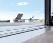 Zlicowany z posadzką próg zerowy w drzwiach podnoszono-przesuwnych Schüco LivIngSlide z PVC-U
