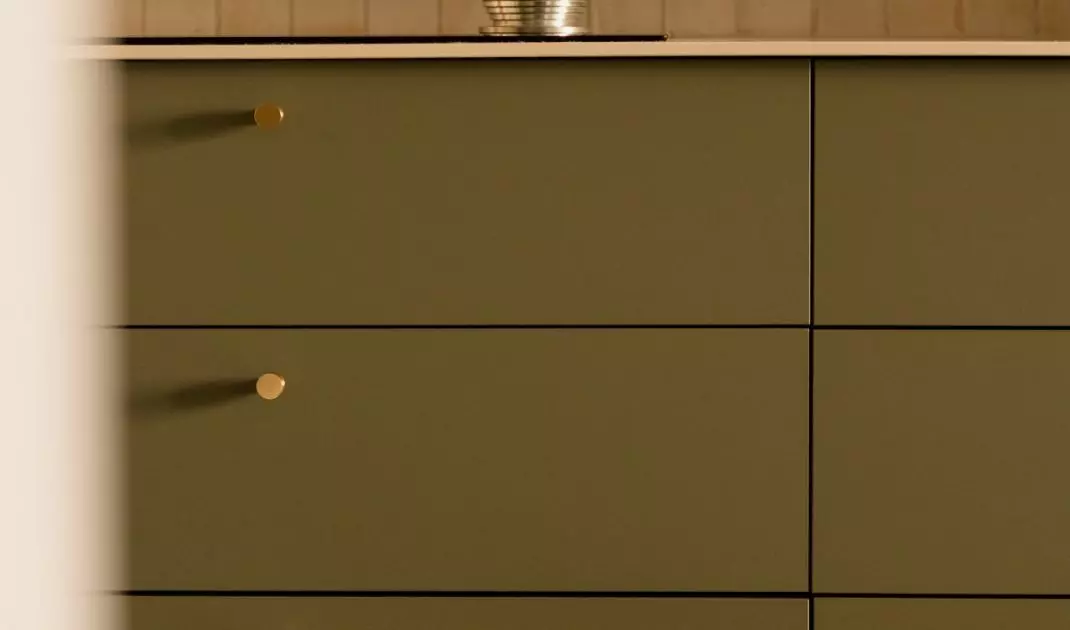 Kawiarka na blacie dobrze wpisuje się w charakter mieszkania, w którym funkcjonalność spotyka się z miłością do designu.