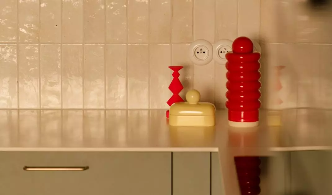 Kolorowe dodatki ożywiają spokojną bazę kuchni i podkreślają retro charakter wnętrza