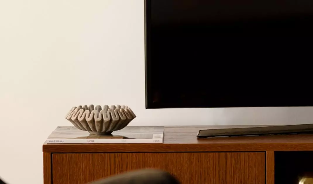 Drewniana szafka RTV ociepla salon i wprowadza do wnętrza klimat mid-century