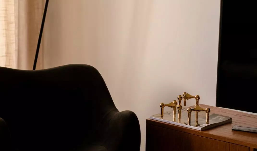 Drewniana szafka RTV ociepla salon i wprowadza do wnętrza klimat mid-century 