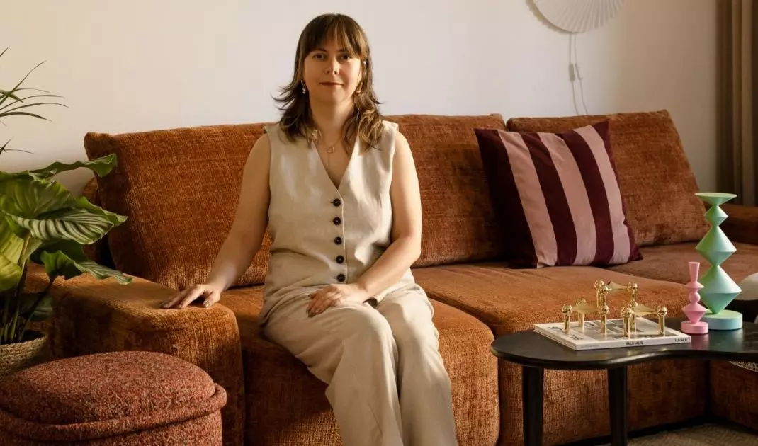 Krakowskie mieszkanie od Nona Studio łączy zieloną kuchnię, ciepłe drewno i klimat mid-century z funkcjonalnością potrzebną na co dzień