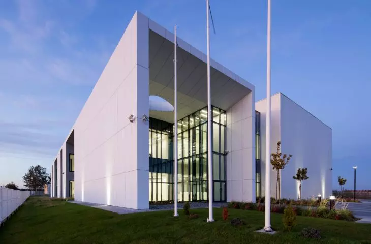 the office building is divided into three functional segments separated by atria