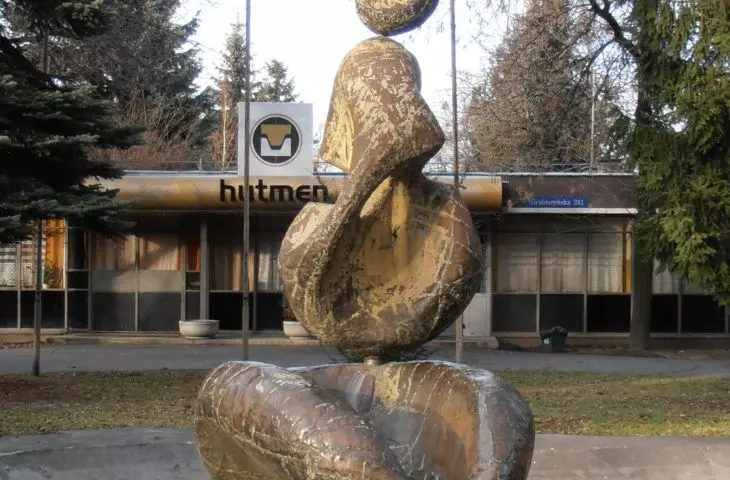 Rzeźby Plenerowe przy hali tłoczni-ciągarni-wykańczalni w zakładach 