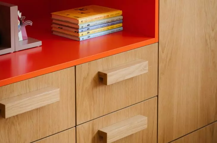 This detail of the interior design shows how color can break up a large wooden surface and give it a sense of lightness