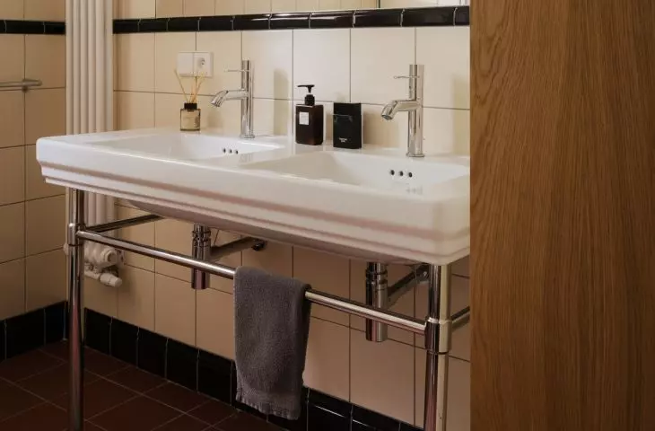 In this bathroom, the retro style isn't literal, but it's very palpable—in the rhythm of the tiles, the contrasts, and the combination of ceramic and wood