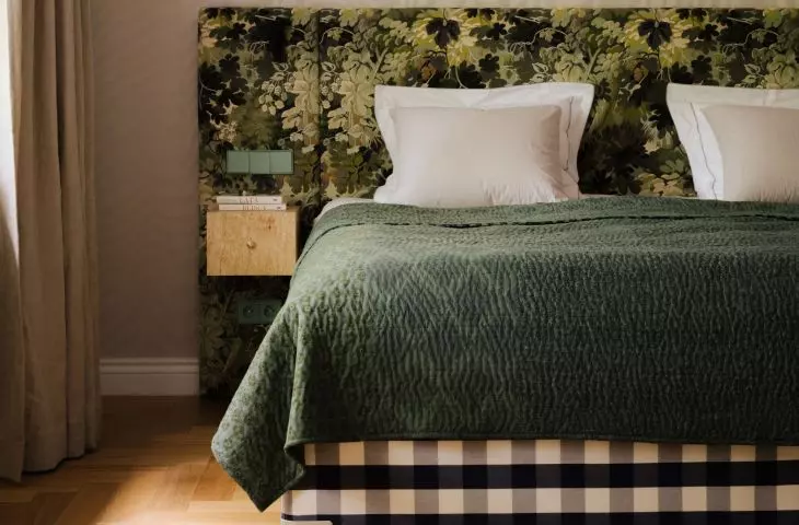 In the bedroom, the most important thing is a relaxing atmosphere. Layers of fabric and warm lighting make the space feel more intimate