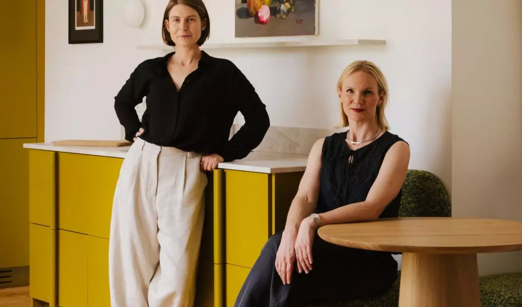 Studio Zemła i Olga Guz połączyły historię warszawskiej kamienicy z odważną, współczesną paletą barw
