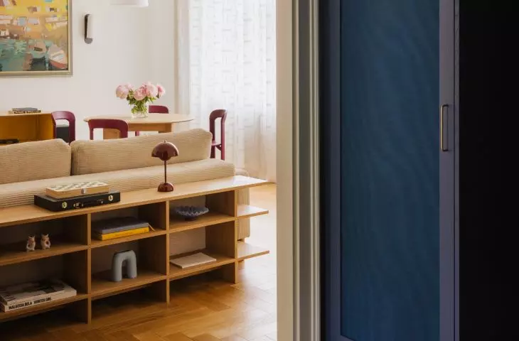  The dark entryway leads to a bright living area, where light, art, and color create a more relaxed atmosphere 