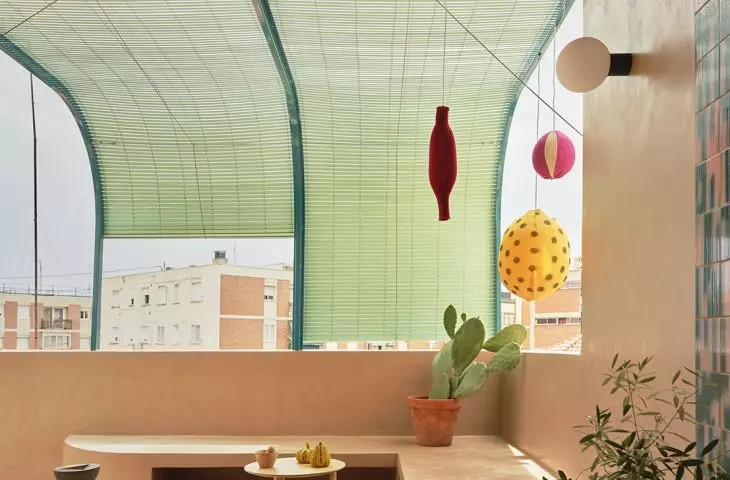 The terrace was treated as an extra room—with soft lines, plants, and a view of Madrid’s cityscape