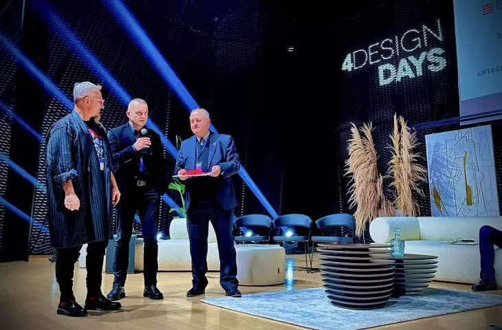 Wręczenie modelu „Red Cross Med Center” prezesowi Narodowego Związku Architektów Ukrainy NASAU, Aleksandrowi Czyżewskiemu podczas 4 Design Days w 2023 roku w Katowicach