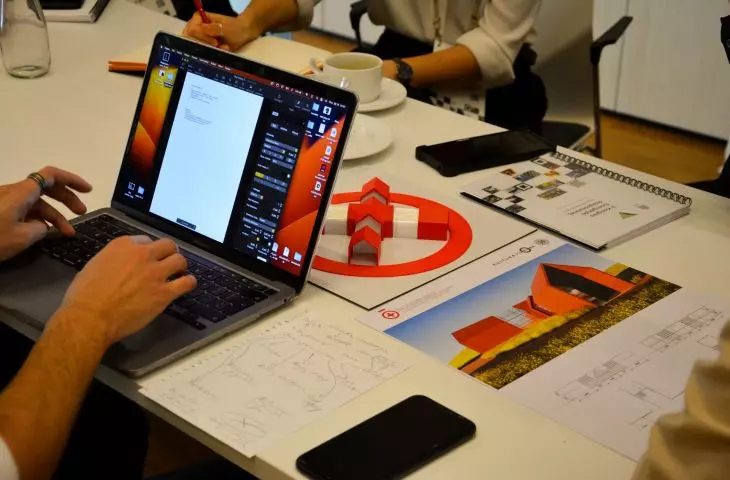 „Red Cross Med Center” podczas Hackatonu architektonicznego — II Konferencja Energetyki rozproszonej, który odbył się w 2024 roku w ICE w Krakowie