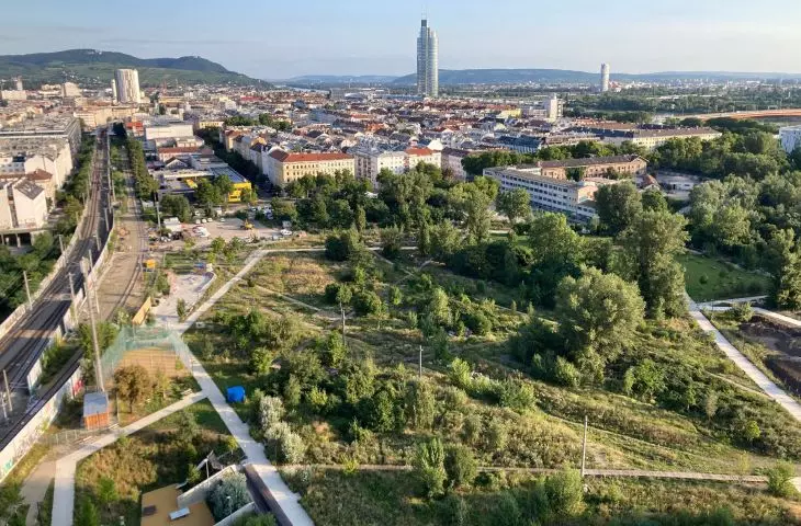 Free Centre — Versatile Edge, North Station, Vienna (Austria)