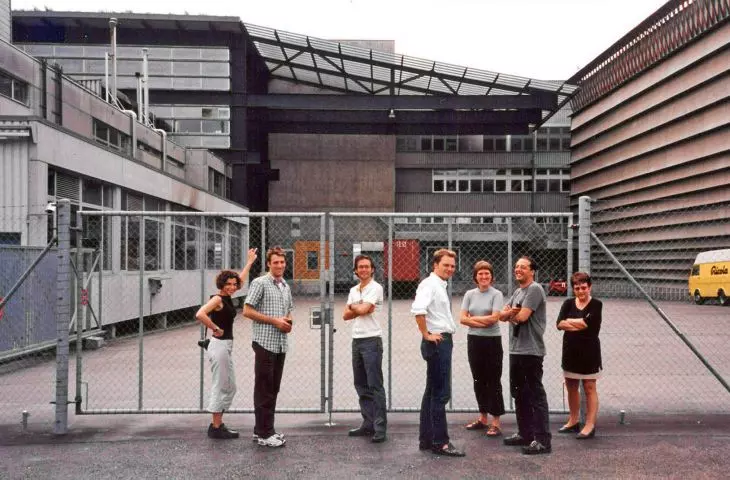 Irina Davidovici, Emanuel Christ i koledzy z londyńskiego biura pracowni Herzog & de Meuron podczas wizyty w magazynie Ricola w Laufen, lato 1999 roku