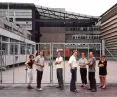 Irina Davidovici, Emanuel Christ i koledzy z londyńskiego biura pracowni Herzog & de Meuron podczas wizyty w magazynie Ricola w Laufen, lato 1999 roku