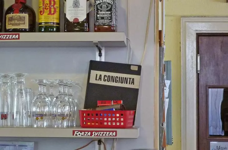 Understanding architecture in its context: the guestbook at La Congiunta, a bar in Giornico, 2009