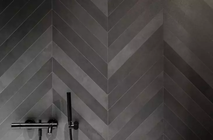 Dark tiles in the bathroom