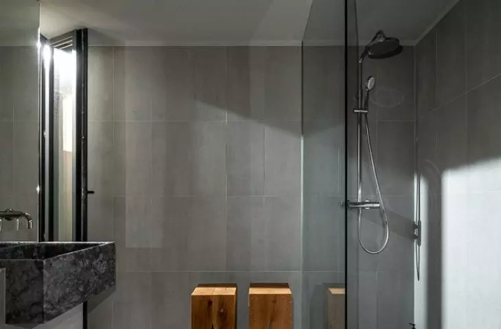 A simple, minimalist bathroom in a house in Paara, designed by NOKE Architects 