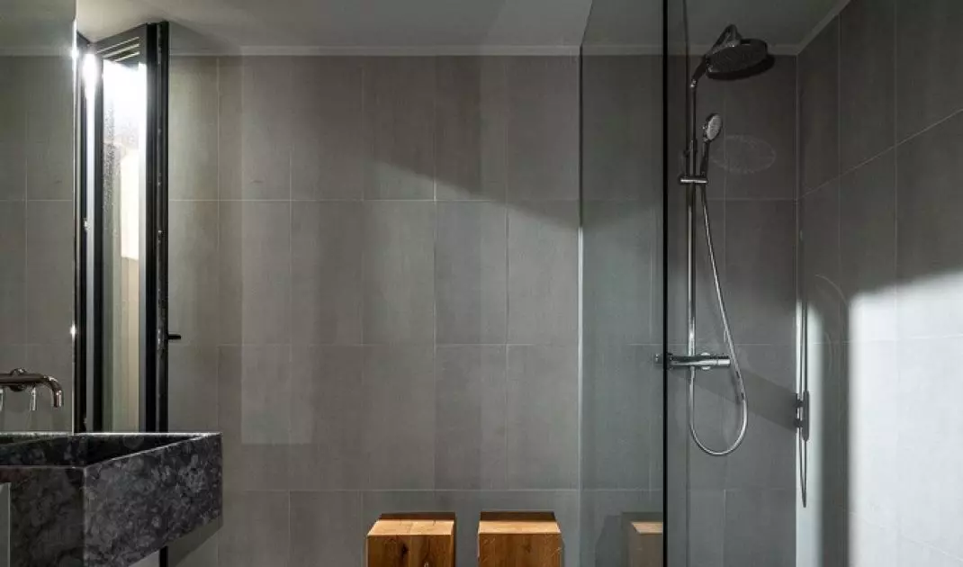 Prosta, minimalistyczna łazienka domu w Paarach projektu NOKE Architects 