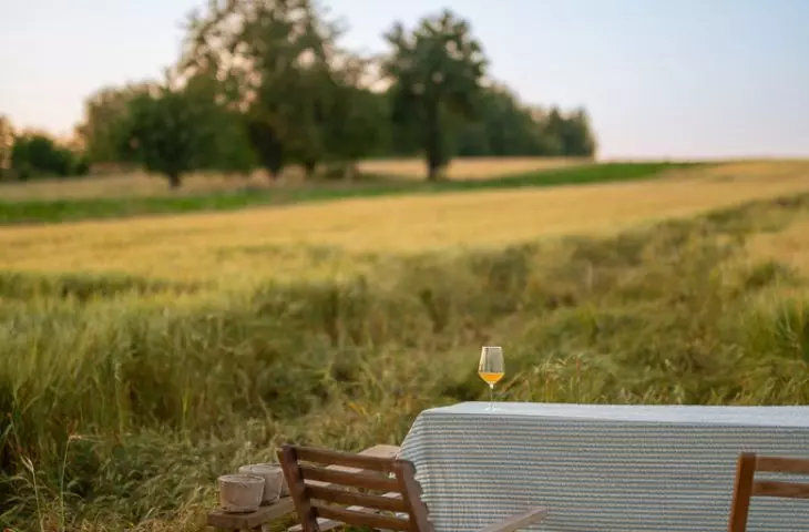 Dinner in the fields highlights the greatest luxury this place has to offer: space, silence, and a close connection to the landscape