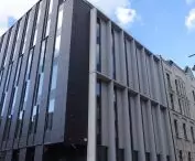 Żelbetowe żyletki na elewacji jednego z łódzkich biurowców (proj. NOW Biuro Architektoniczne).