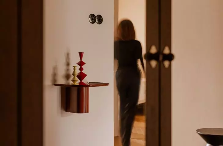 The first impression is created by the burgundy color, dark wood, and subtle details visible right from the entryway