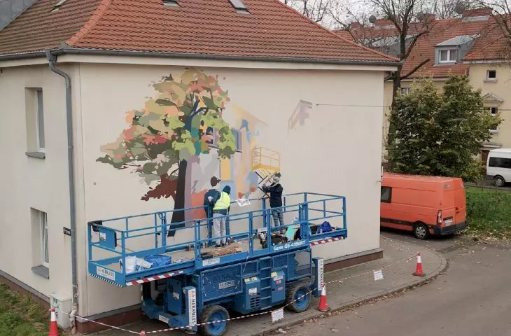 tworzenie muralu przy ulicy Krzywej 4 w Poznaniu