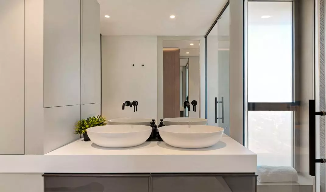 Łazienka utrzymana jest w oszczędnej, nowoczesnej estetyce