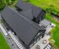 Dach skutecznie ogranicza hałas pochodzący z ruchliwych ulic, linii kolejowych czy tras przelotów samolotów