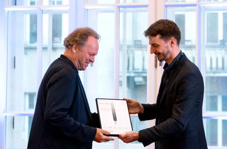 prof. Roger Riewe odbierający certyfikat podczas gali