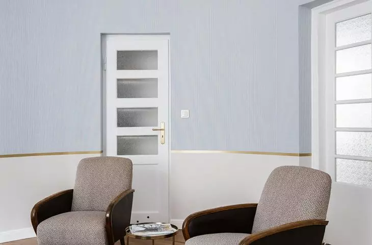 Fotele powojennego wzornictwa idealnie współgrają z minimalistycznym stolikiem kawowym