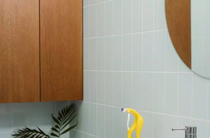 Ćmiel figurine completes bathroom interior
