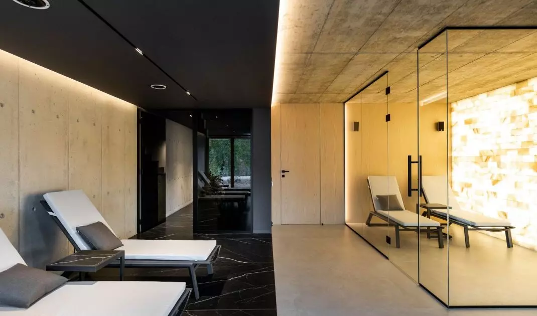 Domowe spa w Forrest View House obejmuje część wypoczynkową oraz przeszkloną grotę solną