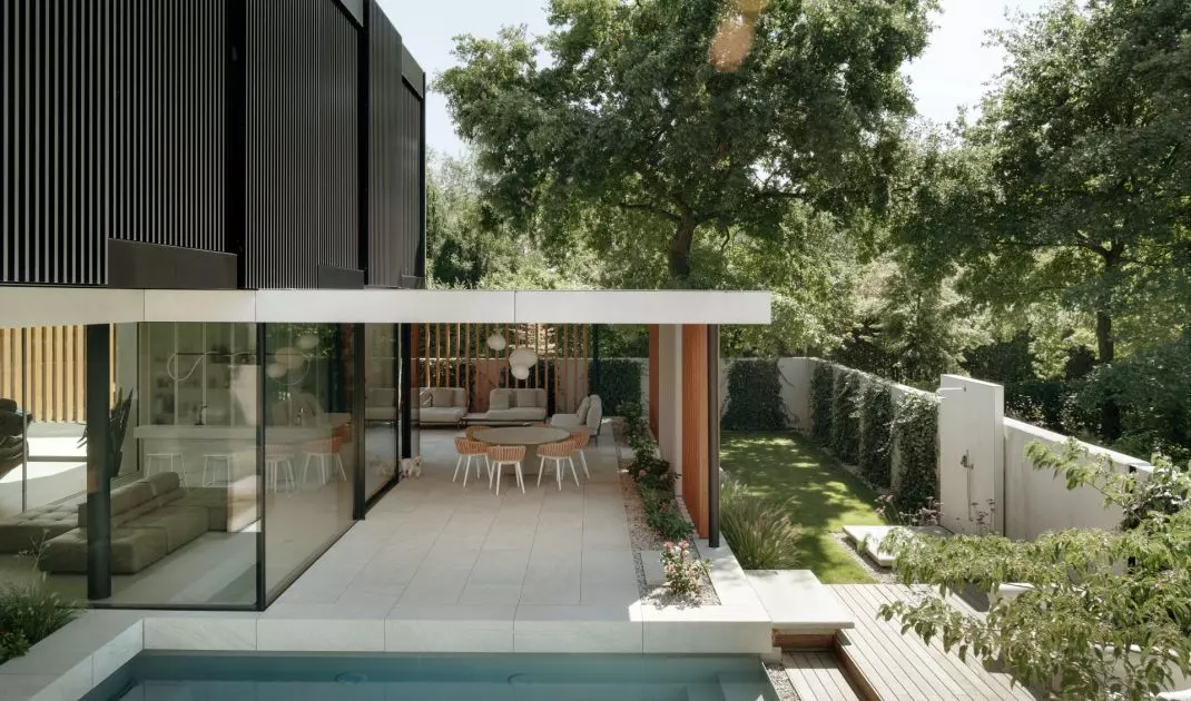 W Inside Out Villa basen, zadaszona jadalnia i miejsce do odpoczynku tworzą spójną strefę rekreacyjną otwartą na ogród i basen