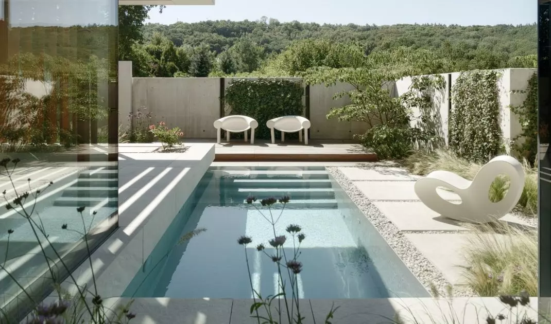 Basen w Inside Out Villa otoczono tarasem, zielenią oraz miejscami do wypoczynku