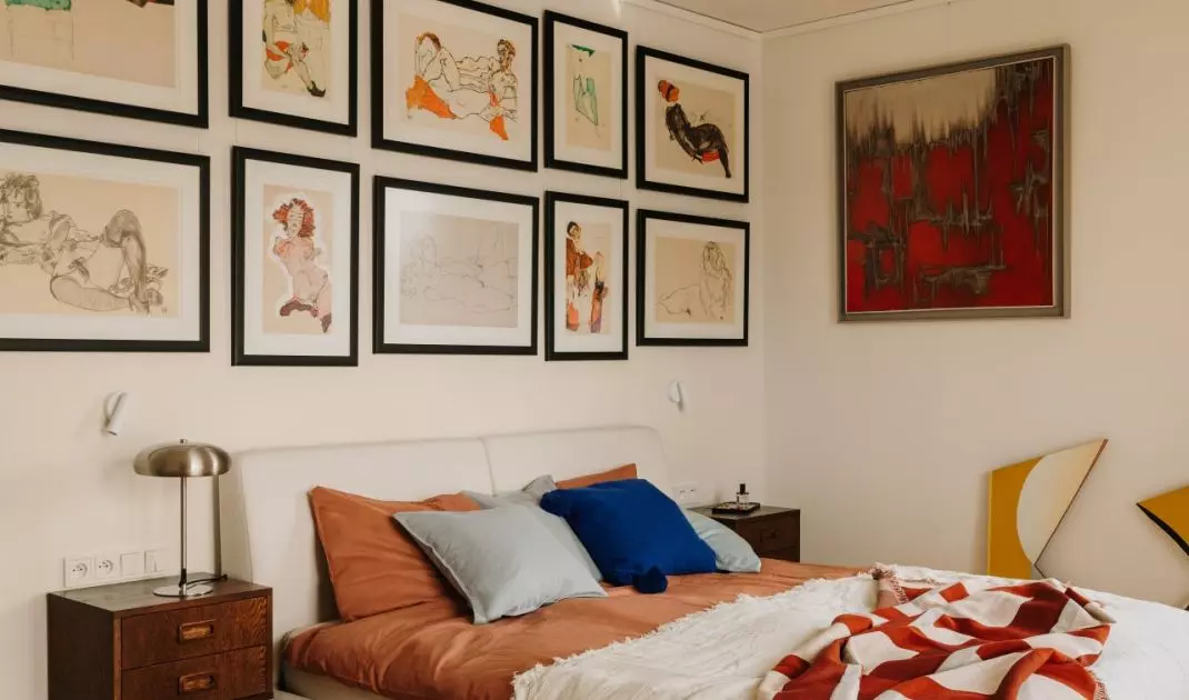 Galeria obrazów nad łóżkiem nadaje sypialni osobisty charakter